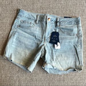 NWT American Eagle Low Rise Midi Light Denim Jean Shorts Size 10